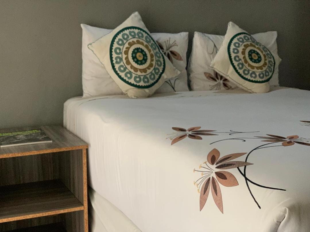 Jungle Breeze Home Stay Kasane Exterior foto