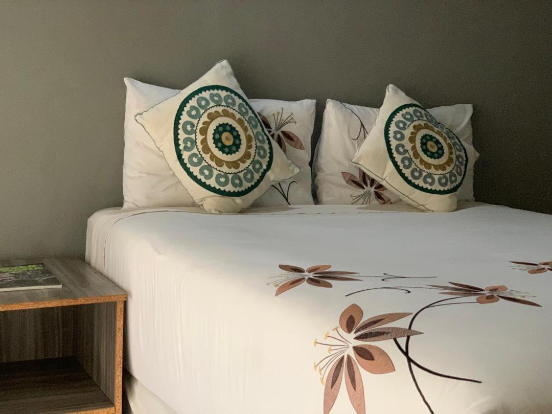 Jungle Breeze Home Stay Kasane Exterior foto