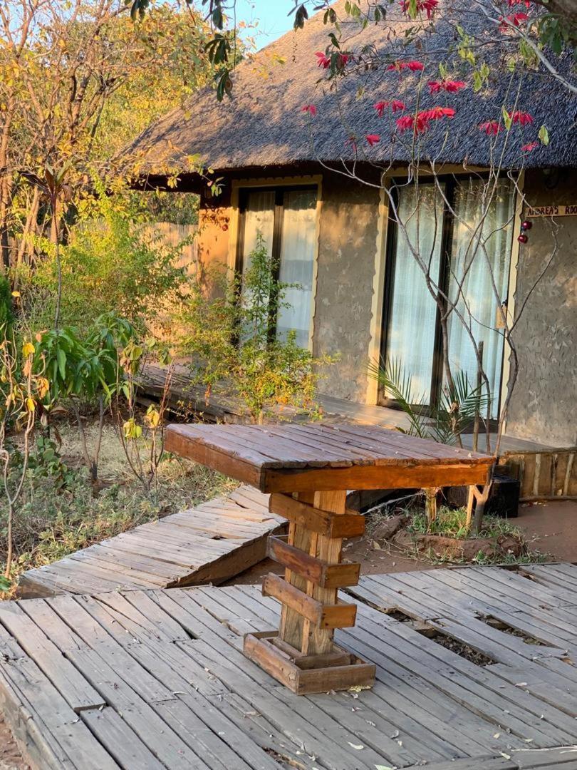 Jungle Breeze Home Stay Kasane Exterior foto