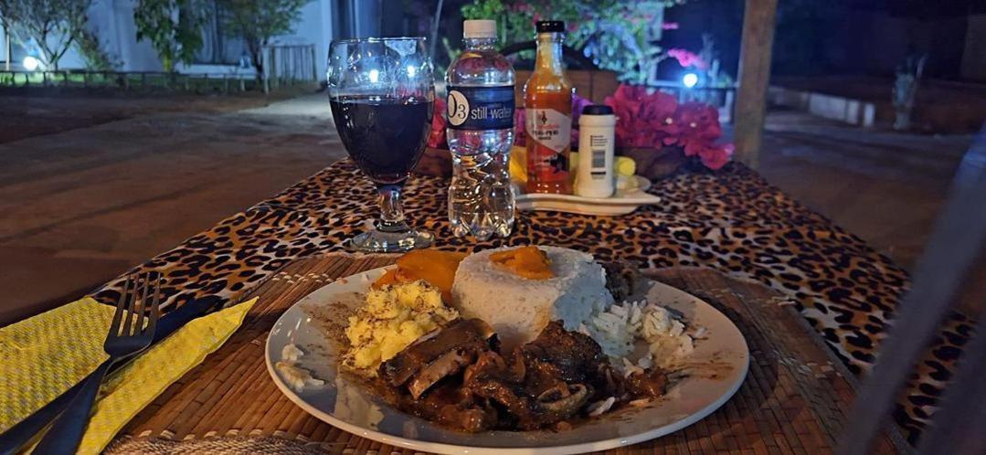 Jungle Breeze Home Stay Kasane Exterior foto